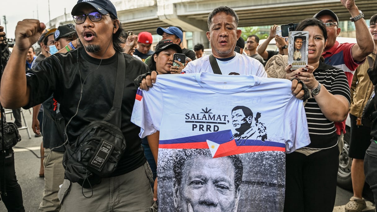 Des partisans de l'ancien président philippin Rodrigo Duterte à Pasay, dans la métropole de Manille, le 11 mars 2025