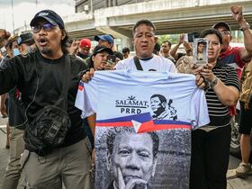 Des partisans de l'ancien président philippin Rodrigo Duterte à Pasay, dans la métropole de Manille, le 11 mars 2025