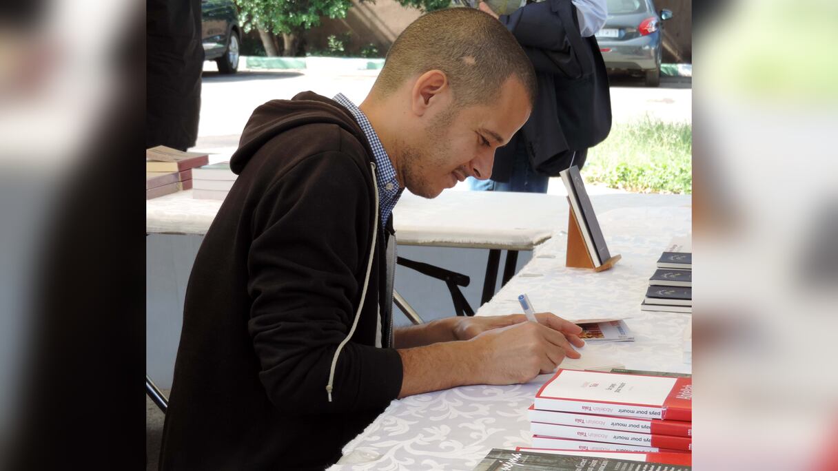 Abdellah Taïa lors d'une séance de dédicace au Festival du livre de Marrakech en 2027.