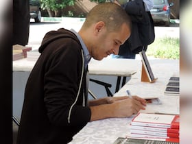 Abdellah Taïa lors d'une séance de dédicace au Festival du livre de Marrakech en 2027.