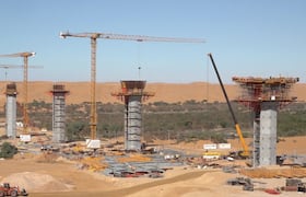 Sahara: un règne, une œuvre (EP6). À Laâyoune, le plus long pont du Maroc prend forme au-dessus de l’oued Sakia El Hamra