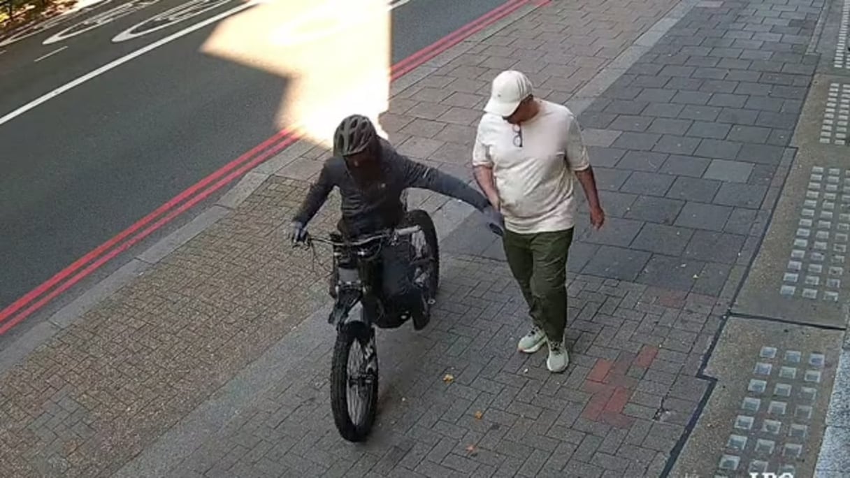 Image capturée par une caméra de vidéo surveillance à Londres, d'un vol à l'arrachée, publiée dans le Daily Mail.