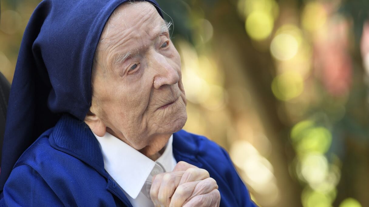 Lucile Randon dite Sœur André, priant en fauteuil roulant à la veille de ses 117 ans, dans un EHPAD (Établissement pour personnes âgées dépendantes) à Toulon, dans le sud de la France, sur cette photo d'archive prise le 10 février 2021.