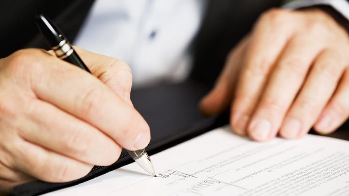 Signature d'un contrat.