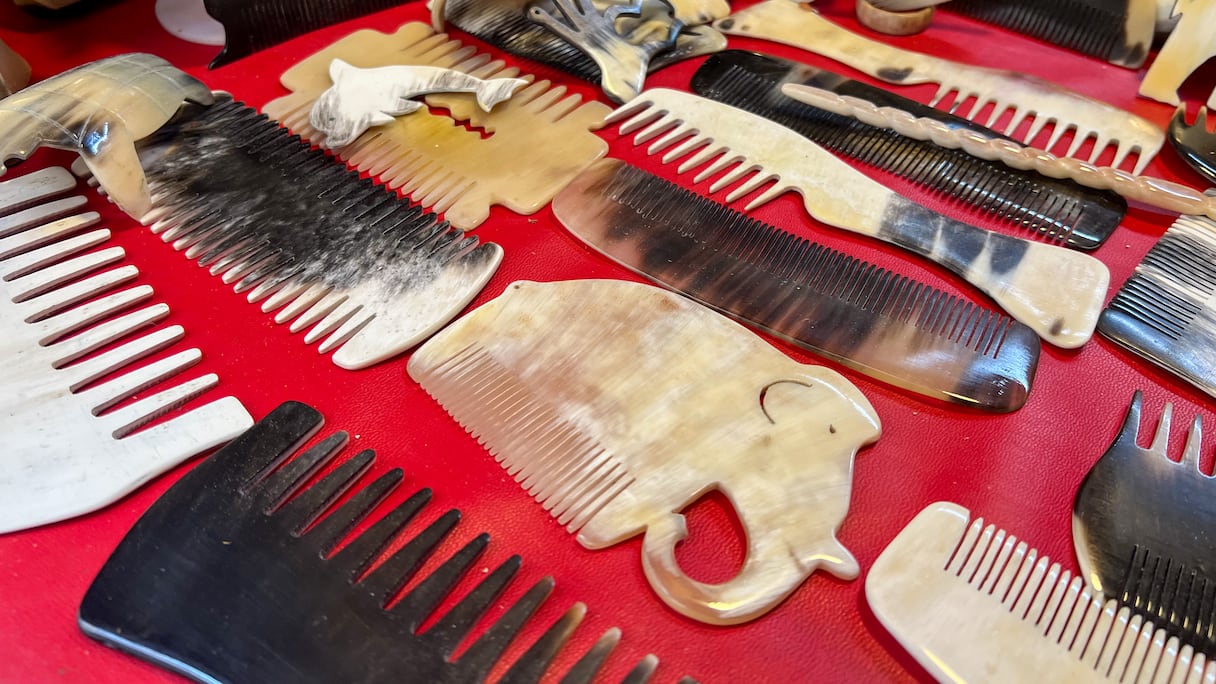 بين التراث وخطر الاندثار.. حرفة صناعة «أمشاط الكرن» تصارع البقاء بدروب فاس العتيقة