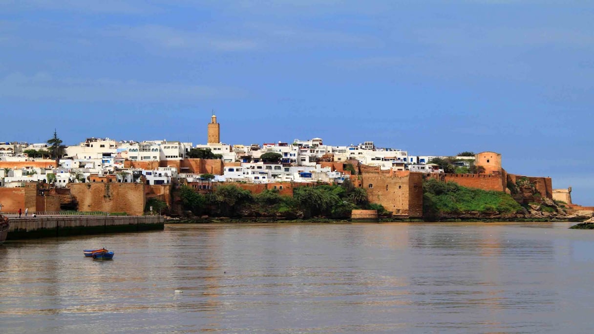 La kasbah des Oudayas, à Rabat, vue depuis l'embouchure du Bouregreg. Depuis 2012, un ensemble de sites de la capitale marocaine est inscrit sur la liste du patrimoine mondial de l'Unesco. La ville a aussi reçu la deuxième place du classement CNN des «Meilleures destinations touristiques de 2013».