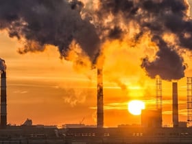 Emission de gaz à effet de serre, à cause d'une activité industrielle. La concentration dans l'atmosphère de dioxyde de carbone (CO2), responsable de près de 65% de l'effet de serre d'origine anthropique, a augmenté de 47% depuis 1750.