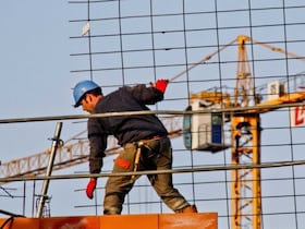 Sur un chantier de construction.