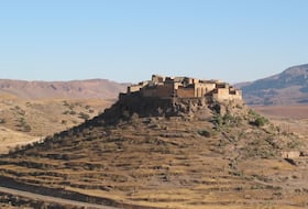 Kasbah de Tizourgane (Anti-Atlas, province de Chtouka-Aït Baha). Son grenier fortifié, patrimoine qui date du XIIIe siècle, est alimenté par des cultures en terrasse. Seules une cinquantaine de maisons s'y trouvent, sur un sommet d'une altitude de 1.150 mètres, entre Aït Baha et Tafraout.