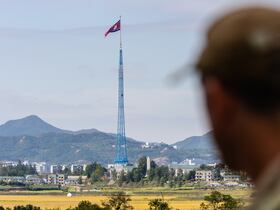 Un soldat du Commandement des Nations Unies regarde la Corée du Nord, près du village de Panmunjom, à l'intérieur de la zone démilitarisée séparant les deux Corées, le 4 octobre 2022.
