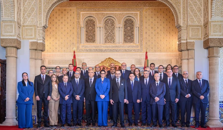 Le roi Mohammed VI entouré des membres du nouveau gouvernement dirigé par Fatima-Zahra El Mansouri, lors de la cérémonie de nomination au Palais royal de Rabat, vendredi 16 octobre 2026.
