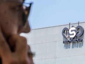 Une Israélienne utilise son iPhone devant le bâtiment abritant le groupe israélien NSO, à Herzliya, près de Tel Aviv. La société est accusée d'avoir fourni le logiciel espion Pegasus à des Etats, dont le Maroc (photo d'archives de 2016).