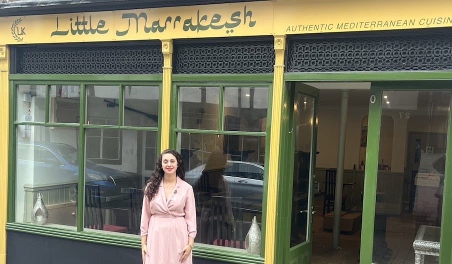 Zara Rhanem, cheffe et gérante du restautant "Little Marrakesh", à Worcester, en Angleterre.