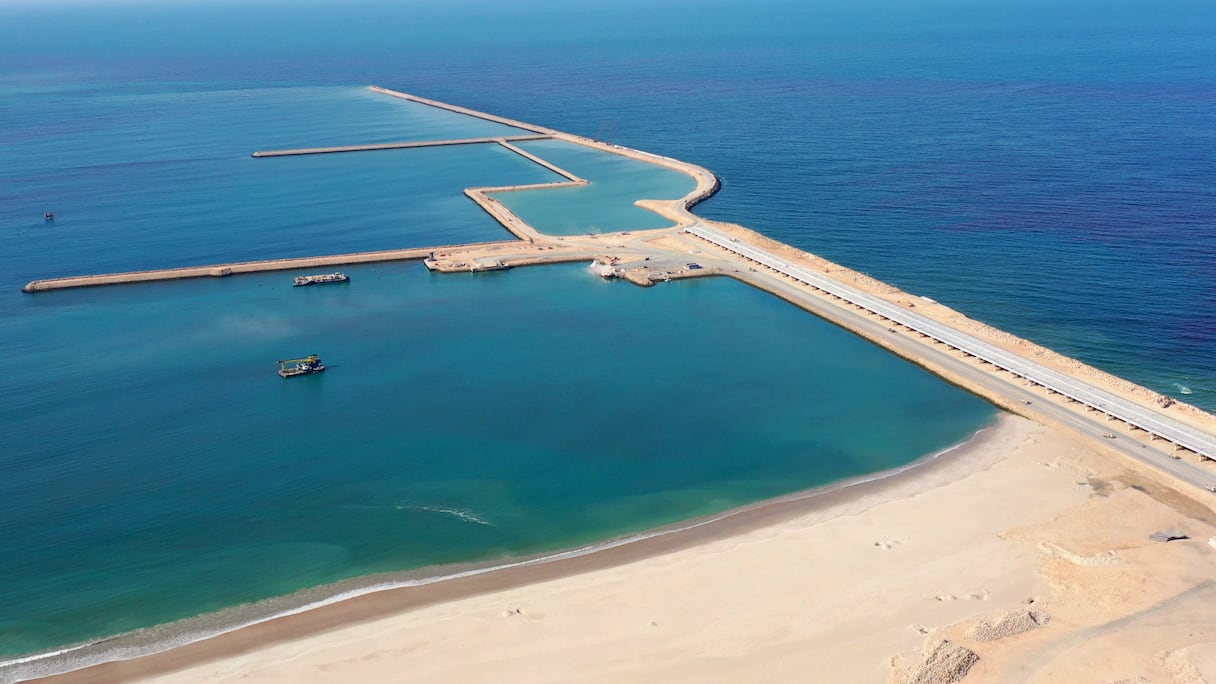 أشغال بناء ميناء الداخلة الأطلسي تصل نسبة متقدمة.. جولة بأضخم مشروع ملكي بالصحراء المغربية