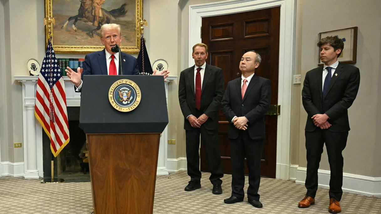 Le président américain Donald Trump s’exprime dans la salle Roosevelt aux côtés de Masayoshi Son, PDG de SoftBank, Larry Ellison, PDG d'Oracle et Sam Altman, PDG d’Open AI à la Maison Blanche, le 21 janvier 2025, à Washington