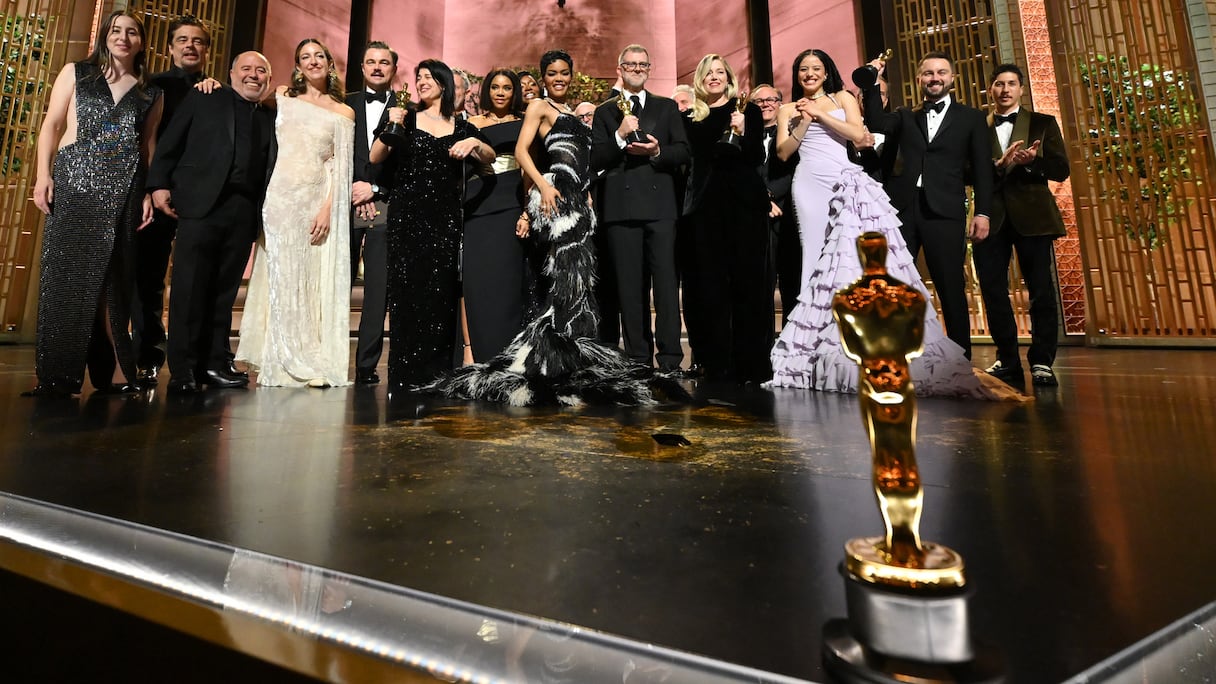 L'équipe du film «One Battle After Another» célébrant son Oscar du meilleur film à la fin de la 98e cérémonie des Oscars au Dolby Theatre à Hollywood, en Californie, le 15 mars 2026.
