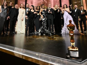 L'équipe du film «One Battle After Another» célébrant son Oscar du meilleur film à la fin de la 98e cérémonie des Oscars au Dolby Theatre à Hollywood, en Californie, le 15 mars 2026.