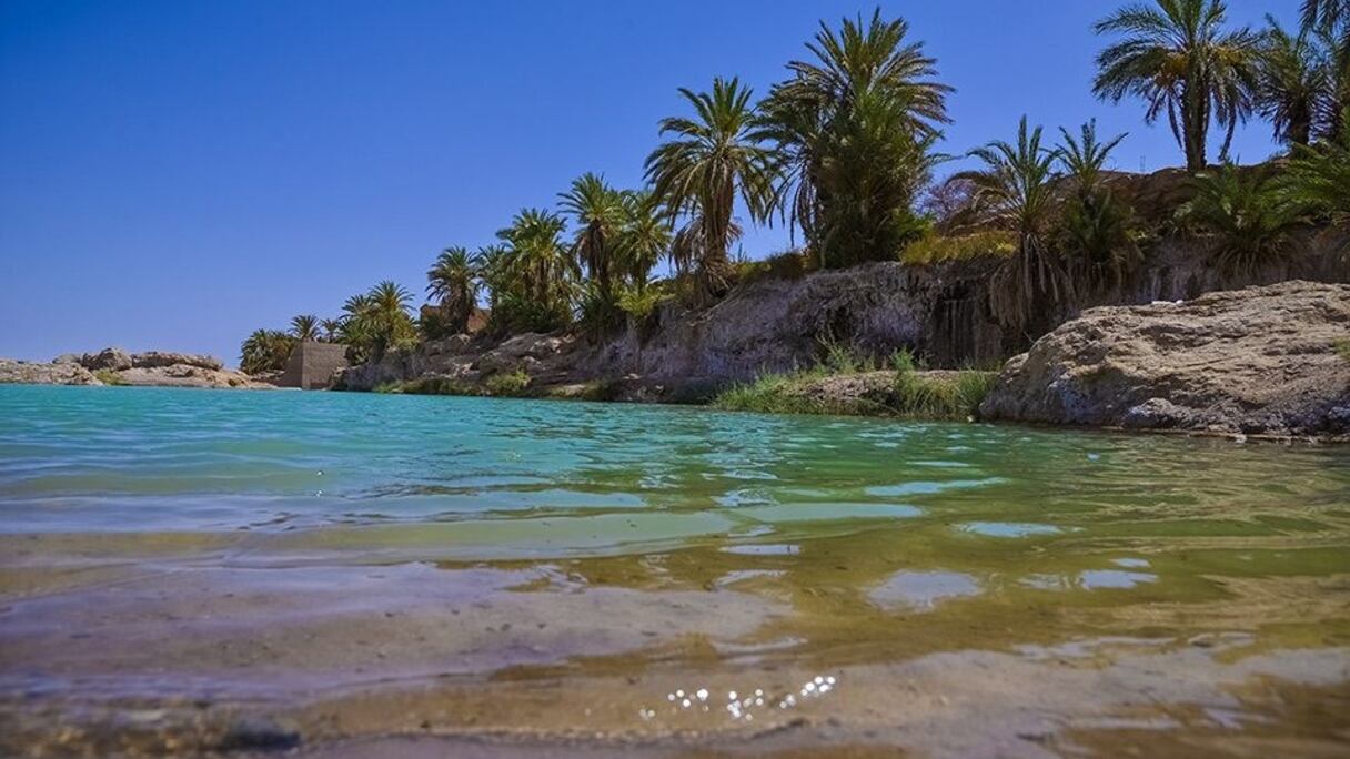 A 69 km à l’est de Tata, les cascades d’eau salée de Tissint ("sel", en amazigh) se trouvent près du douar du même nom, et offrent l’un des paysages les plus féériques du Maroc saharien.