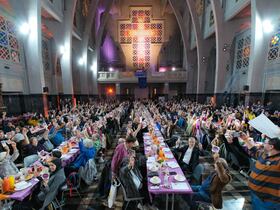 Le 23 mars, près de 500 personnes étaient réunies au sein de l’église Saint-Jean Baptiste, à Molenbeek, pour partager un ftour.