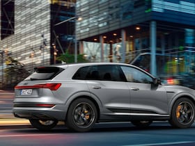 L’Audi e-tron, le premier modèle de série entièrement électrique d'Audi.