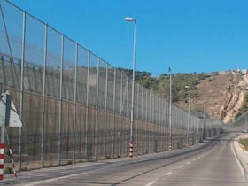 Le préside occupé de Melilla est protégé à sa frontière avec le Maroc par un double grillage élevé.