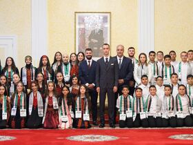 Le prince héritier Moulay El Hassan, au Palais royal à Tétouan, avec les enfants maqdessis participant à la 15ème édition des colonies de vacances organisées par l’Agence Bayt Mal Al-Qods Acharif.