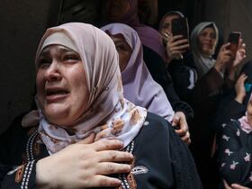 Des proches pleurent aux funérailles de quatre adolescents palestiniens, dans le nord de la bande de Gaza, le 8 août 2022, après qu'ils ont été tués au cours des trois derniers jours de conflit entre Israël et des militants palestiniens, avant la proclamation d'un cessez-le-feu.