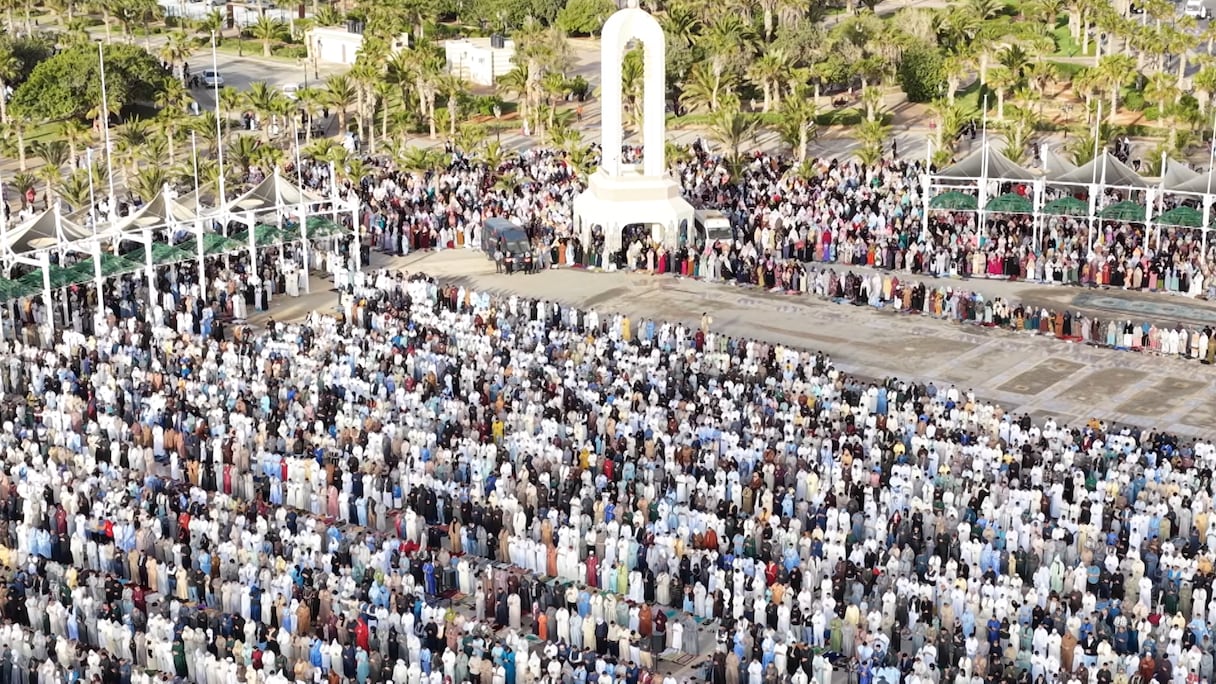 الآلاف يحجون إلى ساحة المشور بالعيون لأداء صلاة عيد الفطر