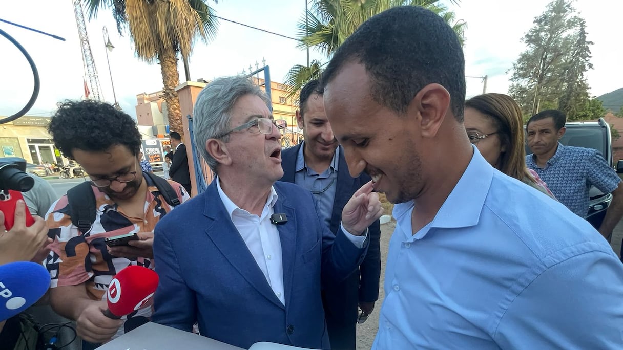 Le leader de La France Insoumise, Jean-Luc Mélenchon, lors d'une visite de solidarité à Amizmiz, mercredi 4 octobre 2023.