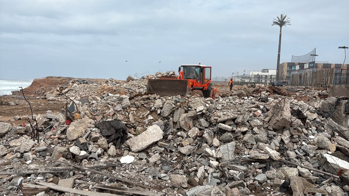 هدم مطعم "بارادايز" الواقع بالشريط الساحلي عين الذياب