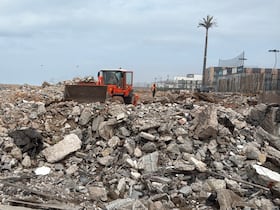هدم مطعم "بارادايز" الواقع بالشريط الساحلي عين الذياب