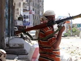 Les rebelles chiites Houthis liés à l'Iran poursuivaient vendredi leur offensive dans le sud.