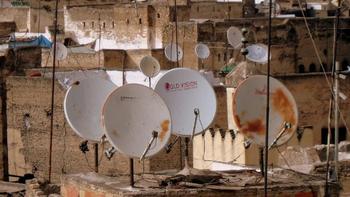 Des antennes paraboliques dans un quartier périphérique.