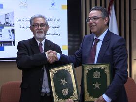 حسن بولقنادل مدير مكتب الصرف وأحمد بوكوس عميد المعهد الملكي للثقافة الأمازيغية خلال توقيع الاتفاقية يومه 28 فبراير 2023