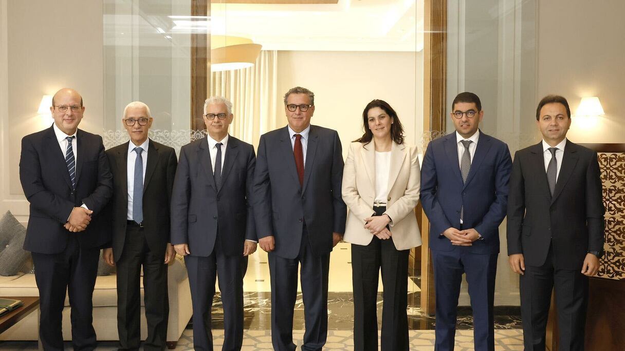 Aziz Akhannouch entouré des représentants des partis de la majorité, à Rabat le 4 mars 2024.