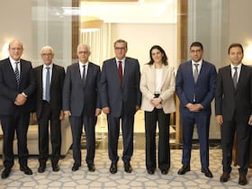 Aziz Akhannouch entouré des représentants des partis de la majorité, à Rabat le 4 mars 2024.