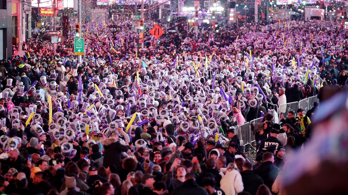 Les fêtards célèbrent le Nouvel An à Times Square à New York, juste après minuit, le 1er janvier 2025