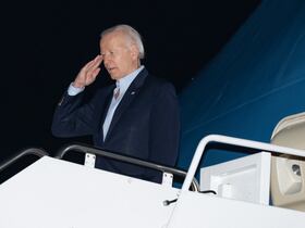 Le président américain Joe Biden fait le salut militaire avant d'embarquer à bord d'Air Force One, à Joint Base Andrews, dans le Maryland, le 10 novembre 2022.