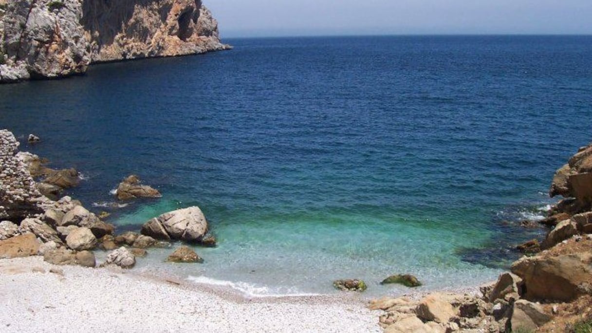 Plage du village de pêcheurs de Belyounech. Située à 16 km de Fnideq et à 7 km à l’ouest de Sebta, cet endroit est un spot de plongée sous-marine aux eaux cristallines, mais aussi une plage du nord du Maroc située juste à la frontière avec le préside.