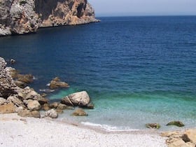 Plage du village de pêcheurs de Belyounech. Située à 16 km de Fnideq et à 7 km à l’ouest de Sebta, cet endroit est un spot de plongée sous-marine aux eaux cristallines, mais aussi une plage du nord du Maroc située juste à la frontière avec le préside.