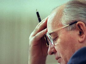 L'ancien président soviétique Mikhaïl Gorbatchev (1931 - 2022), à une réunion de la Commission sur la sécurité et la coopération en Europe, à Paris, le 20 novembre 1990 (archives).