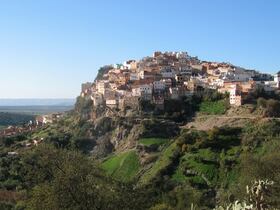 Le jbel Zerhoun, au nord de Meknès. La ville de Moulay Idriss Zerhoun, nommée ainsi d'après Idriss Iᵉʳ, fondateur de la dynastie idrisside, et inhumé en ce lieu en l'an 791, est située sur cette montagne de la chaîne du Rif.