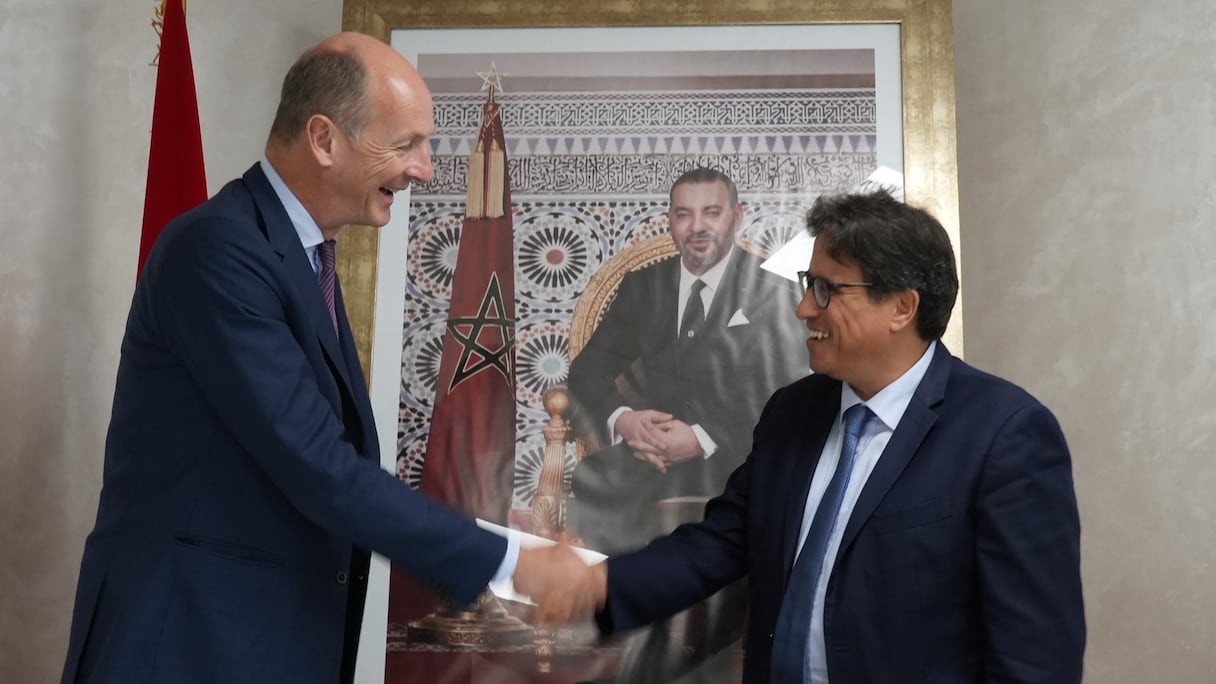 Abdellatif Bardach, président de l'ANRE, et Mark Bowman, vice-président en charge des politiques et des partenariats à la BERD.