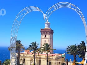 Tanger. Face à l'océan, à l’entrée du détroit de Gibraltar, le phare du cap Spartel, conçu par des ingénieurs des Ponts et Chaussées de Paris, fut allumé en 1864. Une oeuvre architecturale de Léonce Reynaud, pensée comme une fantaisie orientalisante.