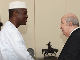 Le Premier ministre malien de transition, Abdoulaye Maïga et le président Abdelmadjid Tebboune, lundi 24 août 2026 à Alger.