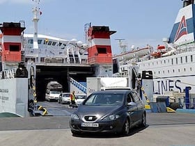 Des voitures sortent de la cale d'un ferry, au port de Tanger Med.