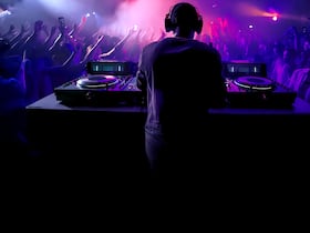 Les festivals de musique électronique confrontés à une organisation chaotique.