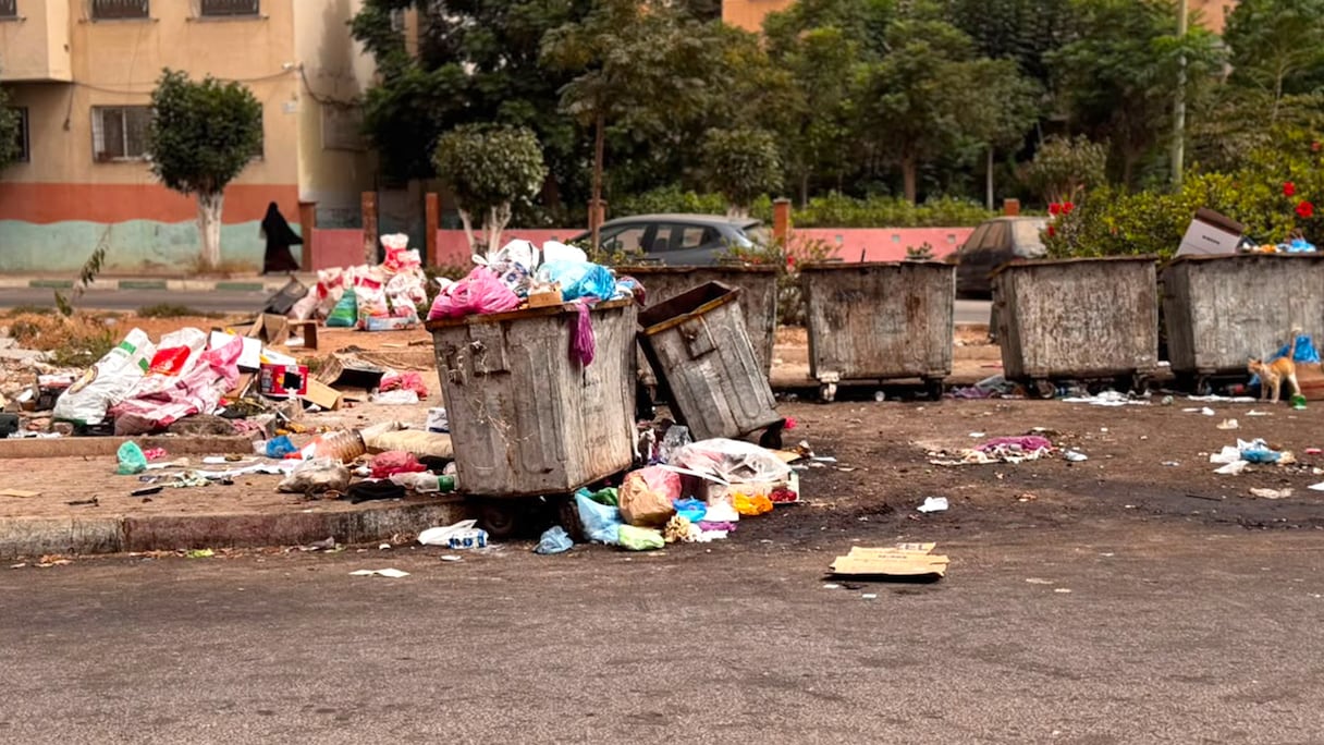 Amoncellement chaotique de déchets à Aït Melloul.