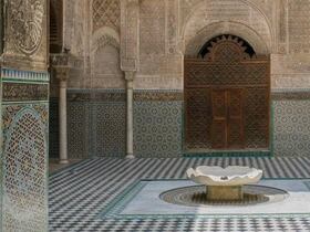 Madrassat Al Attarine à Fès. Cette université coranique s'articule autour d'une cour fermée par des panneaux en dentelle de bois, témoin de la virtuosité des artistes marocains du Moyen Age.