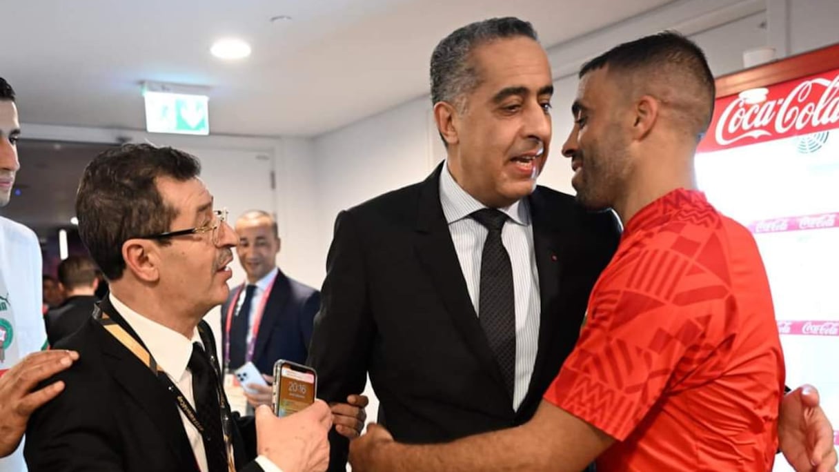 Abdellatif Hammouchi et Abderrazak Hamdallah au stade Al Thumama à Doha, le jeudi 1er décembre 2022.